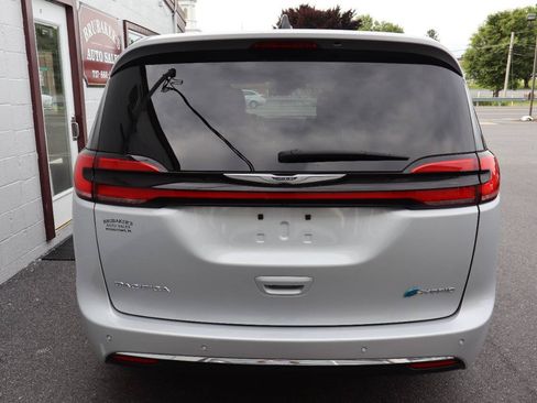 Used 2024 Chrysler Pacifica Limited FWD image 3