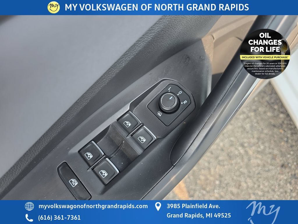 Used 2025 Volkswagen Jetta SE w/ Sunroof Package FWD image 12