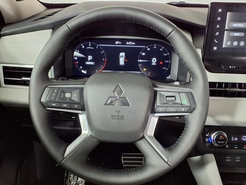 Used 2025 Mitsubishi Outlander AWD image 24