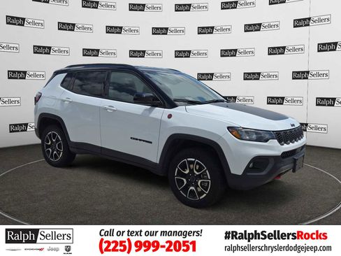 Used 2025 Jeep Compass Trailhawk w/ Trailer Tow Group AWD/4WD image 1