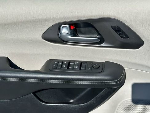 Used 2024 Chrysler Pacifica Touring-L FWD image 20