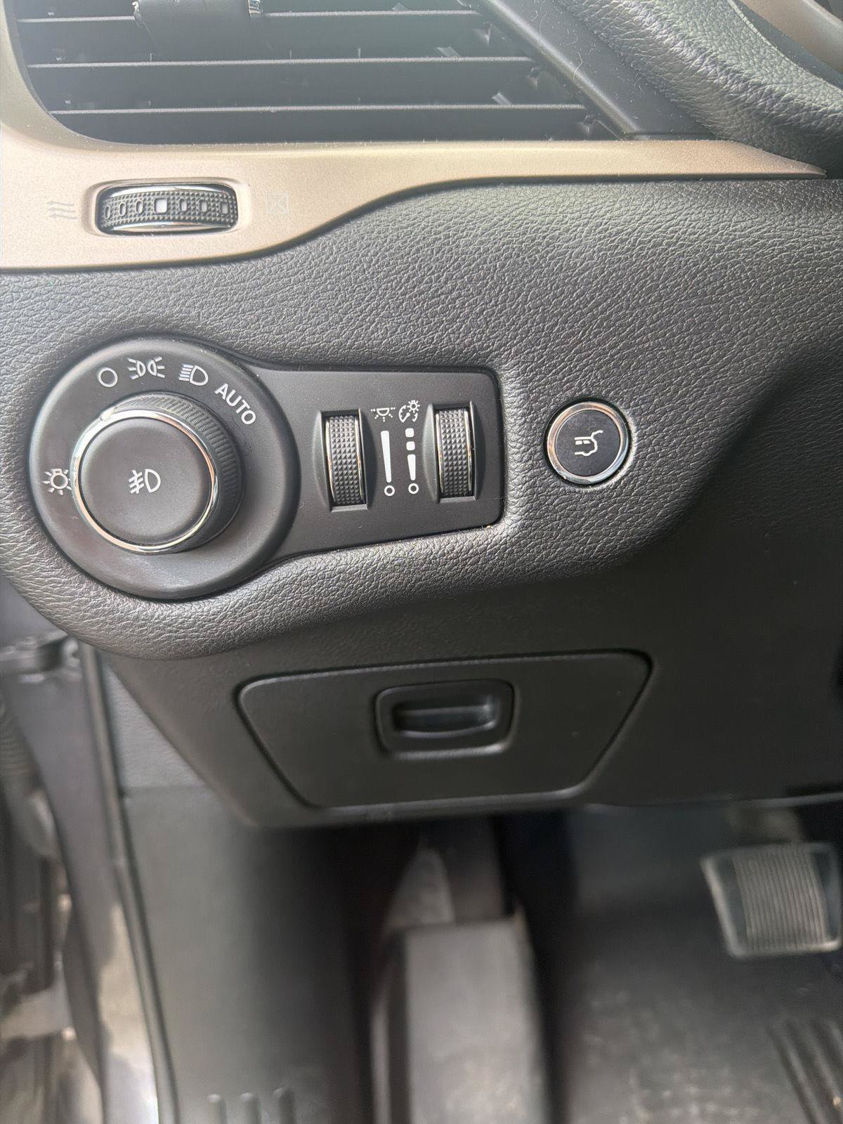Used 2018 Jeep Cherokee Limited AWD/4WD image 37