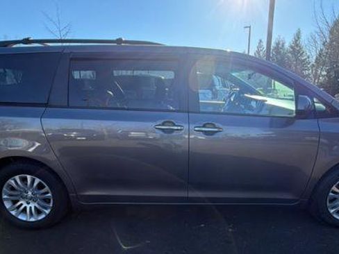 Used 2017 Toyota Sienna XLE Premium image 5