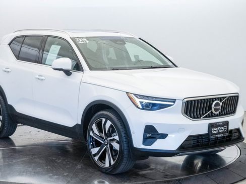 Used 2025 Volvo XC40 B5 Plus w/ Climate Package image 6