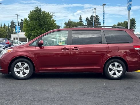Used 2014 Toyota Sienna LE FWD image 2