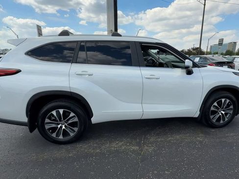 Used 2023 Toyota Highlander XLE AWD/4WD image 9
