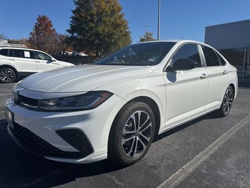 Used 2025 Volkswagen Jetta Sport image 12