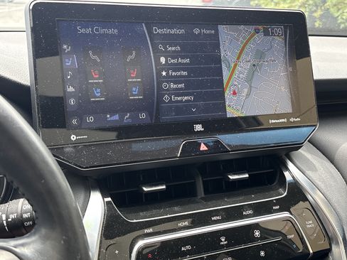 Used 2021 Toyota Venza Limited w/ Carpet Mat Package (TMS) AWD/4WD image 24