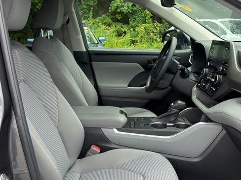 Used 2022 Toyota Highlander LE AWD/4WD image 4