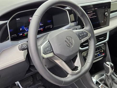 Certified 2025 Volkswagen Taos SE FWD image 19