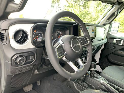 Used 2025 Jeep Wrangler Sahara image 33