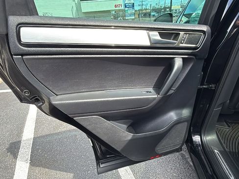Used 2014 Volkswagen Touareg VR6 image 11