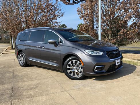 Used 2021 Chrysler Pacifica Pinnacle image 1