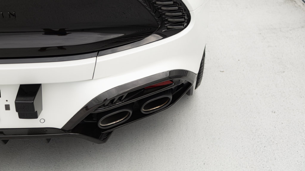Used 2025 Aston Martin Vanquish RWD image 8