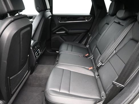 Certified 2025 Porsche Cayenne AWD/4WD image 7