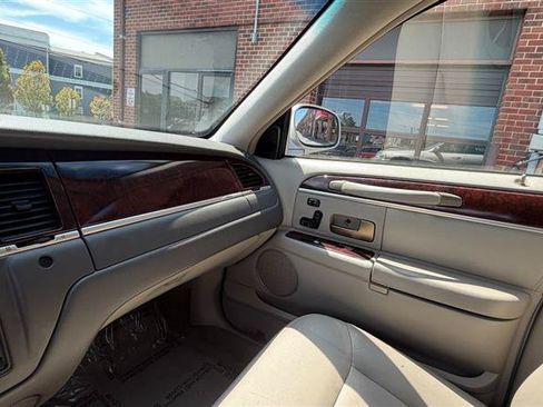 Used 2009 Lincoln Town Car Signature Limited RWD image 36