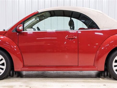 Used 2008 Volkswagen Beetle SE FWD image 2