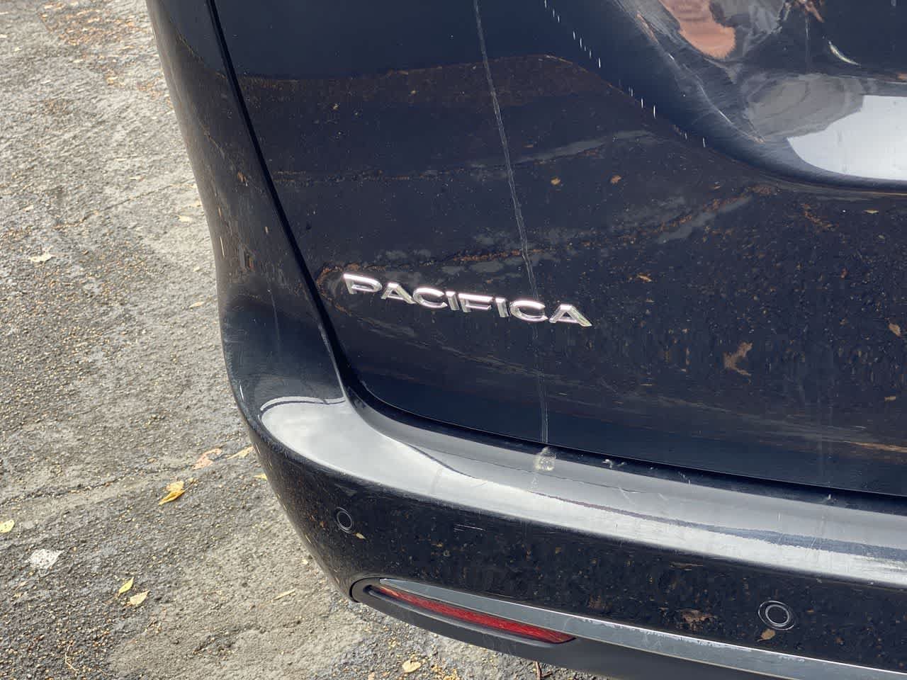 Used 2024 Chrysler Pacifica Touring-L FWD image 10