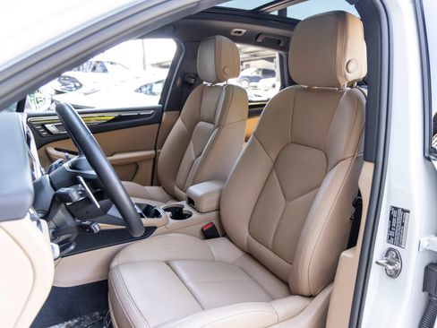 Certified 2026 Porsche Macan AWD/4WD image 5