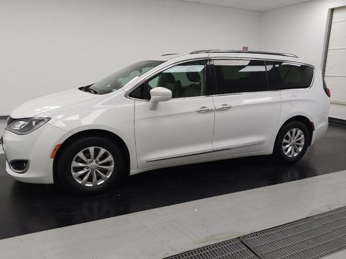 Used 2018 Chrysler Pacifica Touring-L FWD image 2