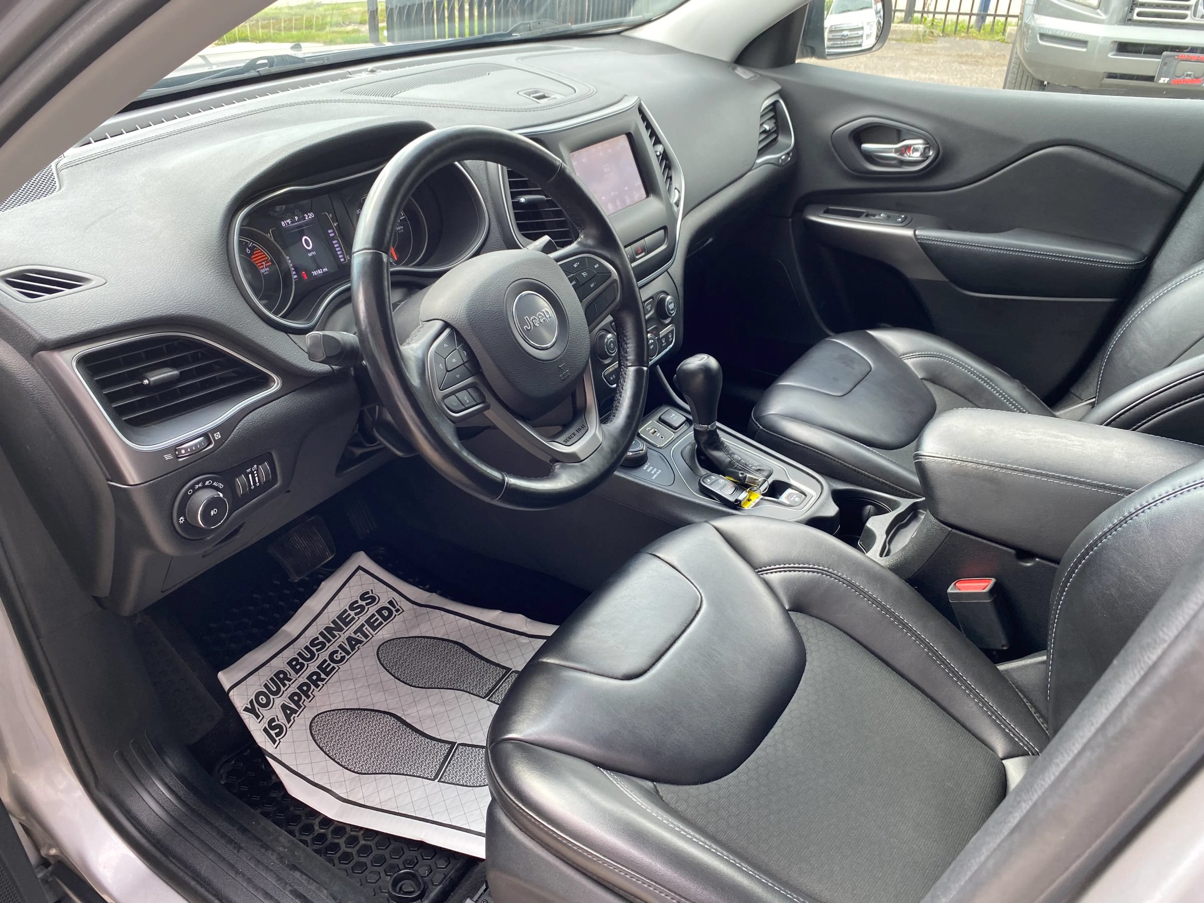 Used 2019 Jeep Cherokee Latitude Plus w/ Cold Weather Group AWD/4WD image 3