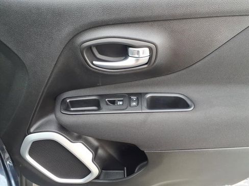 Used 2020 Jeep Renegade Latitude w/ Cold Weather Group image 21