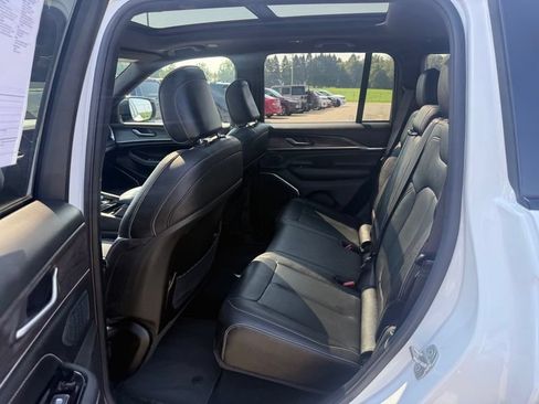 Used 2023 Jeep Grand Cherokee Overland AWD/4WD image 8
