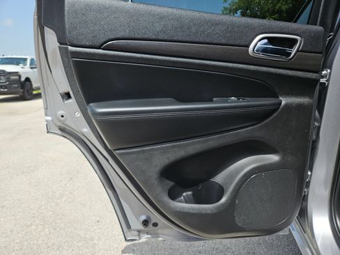Used 2018 Jeep Grand Cherokee Altitude RWD image 15