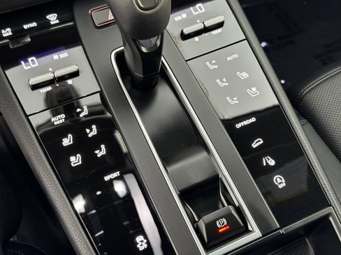 Certified 2026 Porsche Macan AWD/4WD image 24