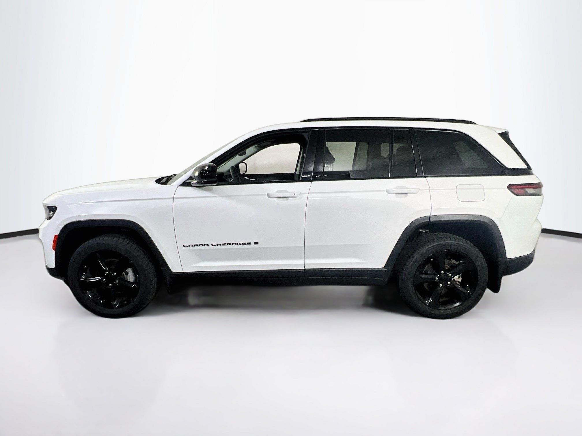 Used 2023 Jeep Grand Cherokee Limited w/ Black Appearance Package AWD/4WD image 8