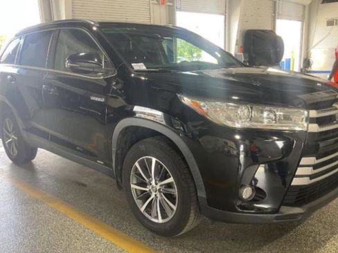 Used 2019 Toyota Highlander XLE image 3