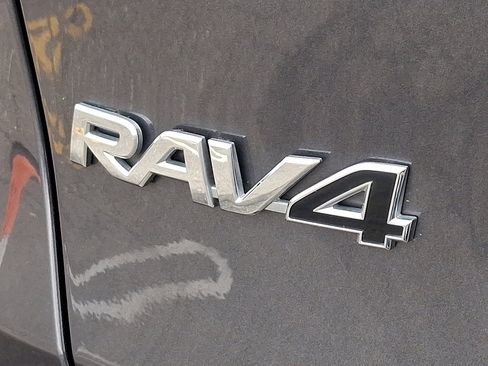 Used 2021 Toyota RAV4 LE image 29