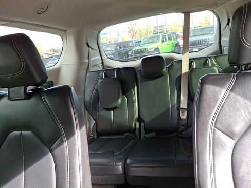 Certified 2024 Chrysler Pacifica Touring-L image 7