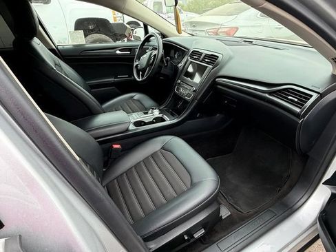 Used 2018 Ford Fusion SE w/ Equipment Group 201A FWD image 6