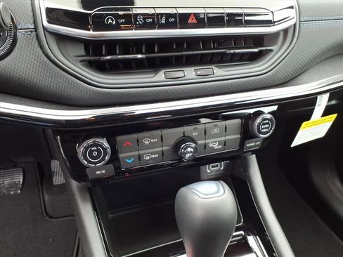 Used 2026 Jeep Compass Latitude image 13