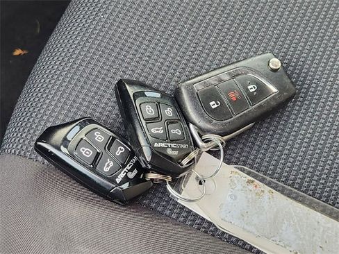 Used 2021 Toyota RAV4 LE image 20