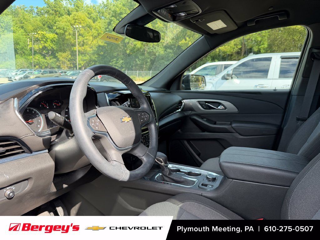 Used 2023 Chevrolet Traverse LT w/ LPO, Cargo Package FWD image 3