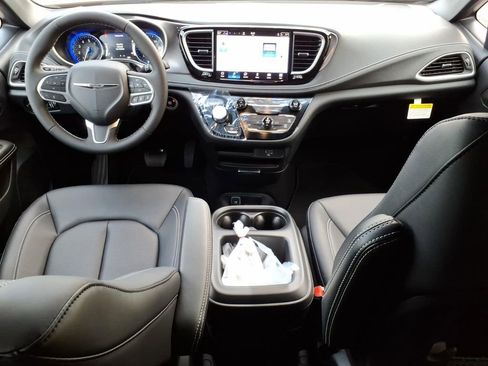 New 2026 Chrysler Pacifica Select image 10