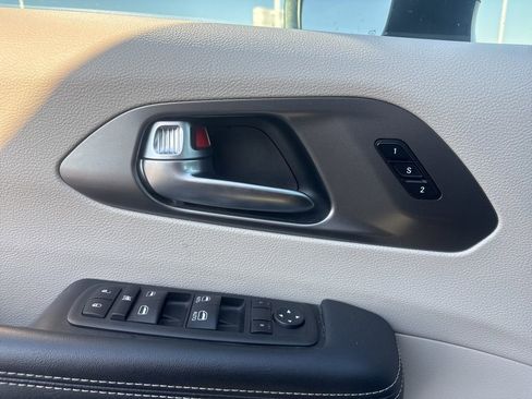 Used 2023 Chrysler Pacifica Touring-L image 8