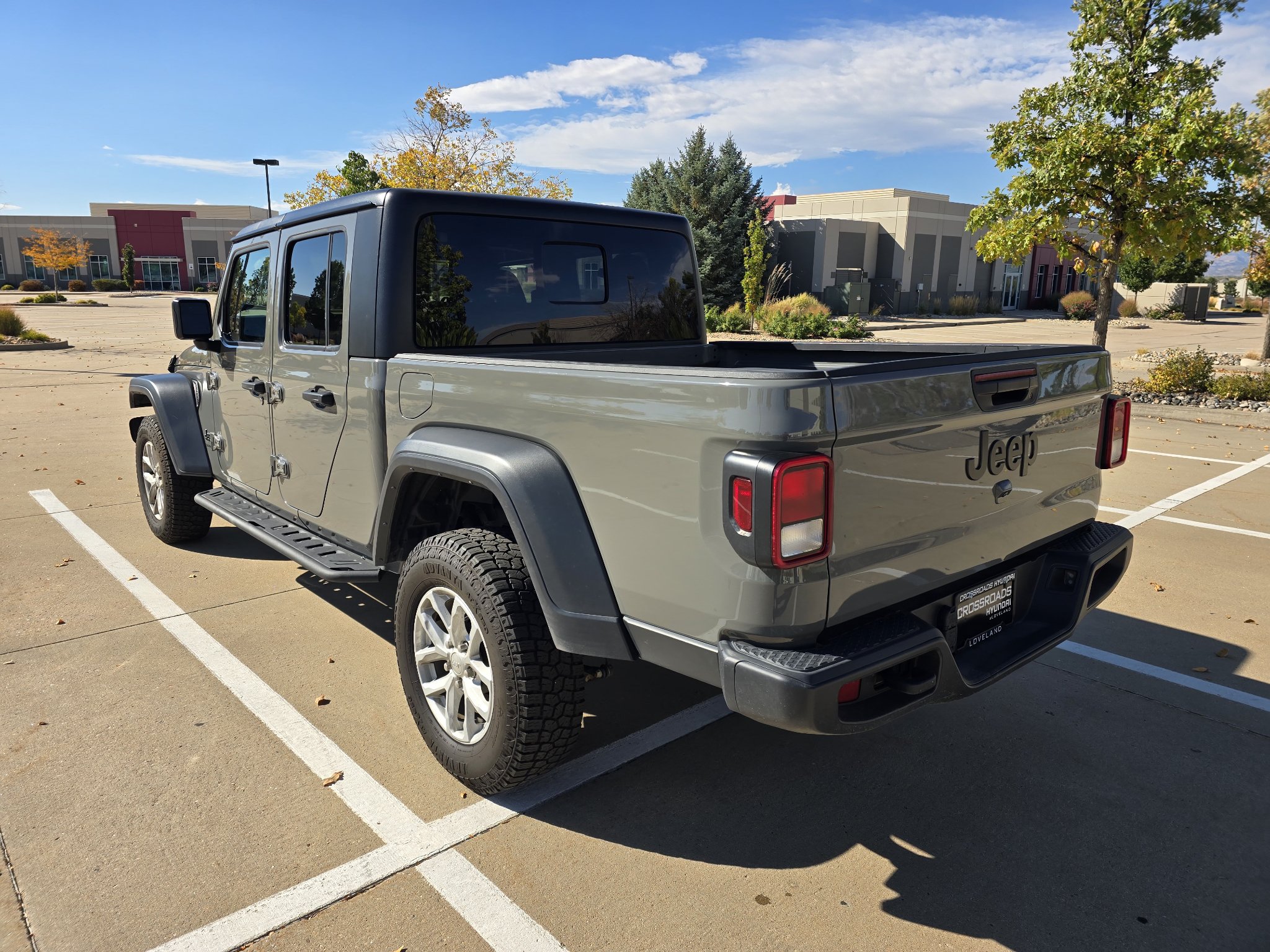 Used 2023 Jeep Gladiator Sport AWD/4WD image 3