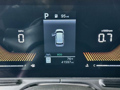 Used 2025 Kia Carnival FWD image 19