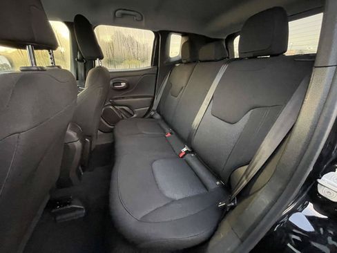 Used 2023 Jeep Renegade Latitude AWD/4WD image 12