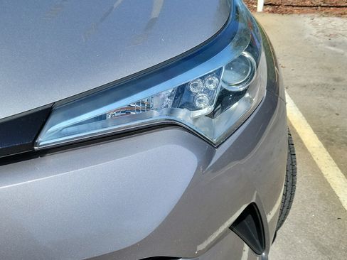 Used 2019 Toyota C-HR LE FWD image 5