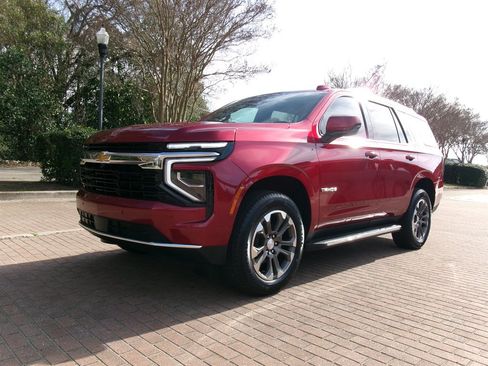 Used 2025 Chevrolet Tahoe LS image 1
