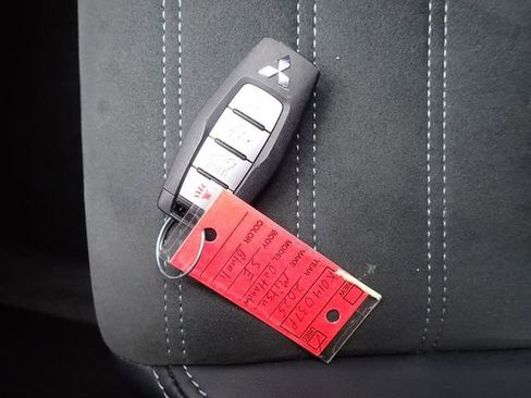 Used 2025 Mitsubishi Outlander SE image 30