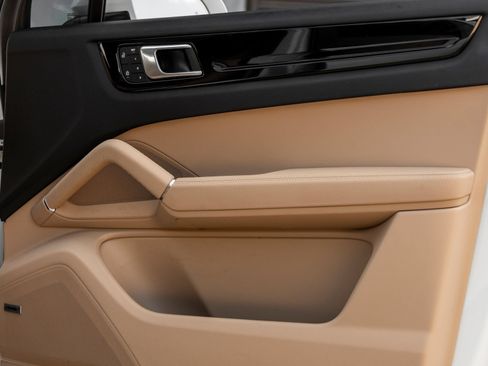 Certified 2023 Porsche Cayenne AWD/4WD image 44