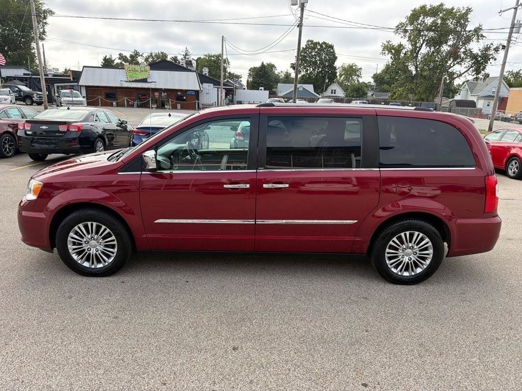 Used 2013 Chrysler Town & Country Touring-L w/ Driver Convenience Group FWD image 5
