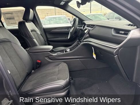 Used 2025 Jeep Grand Cherokee Altitude AWD/4WD image 34