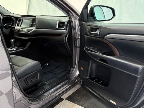 Used 2019 Toyota Highlander AWD V6 image 19