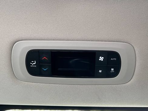 Used 2024 Chrysler Pacifica Touring-L FWD image 34